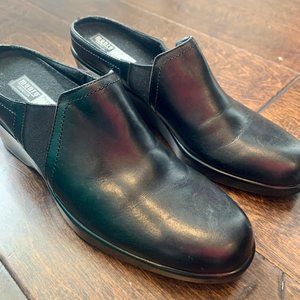 Munro American Black Leather Walking Wedges